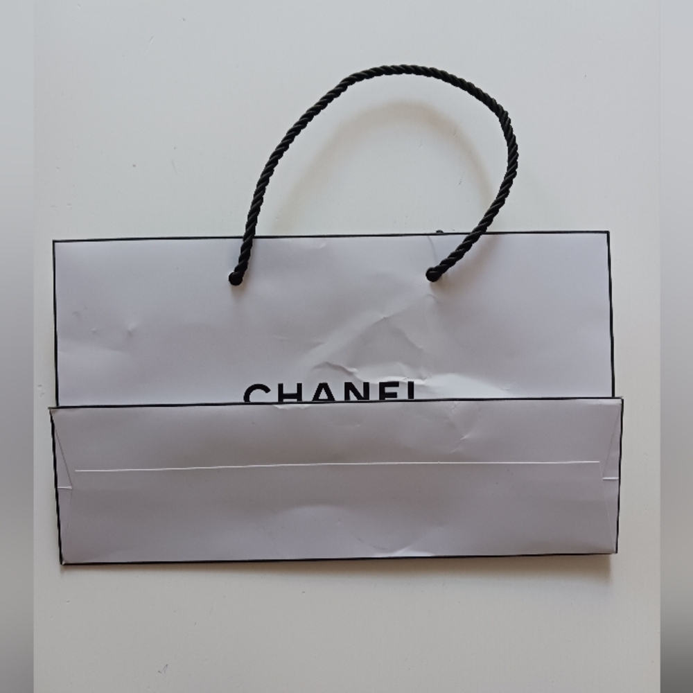 Gucci small jewelry gift box with jewelry pouch and Chanel gift bag - Picture 5 of 7